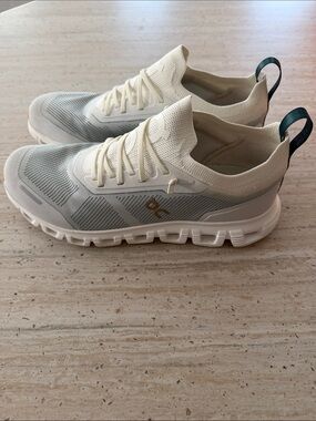On Cloud 6 Versa -  Lightweight Knit Sneakers in White and Light Gray